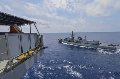 O Marinheiro Civil Kevin Sauls, capitão do navio a bordo do lubrificador de reabastecimento da frota da classe Henry J. Kaiser, USNS Guadalupe (T-AO 200), observa a fragata da classe Royal Duke HMS Montrose (F 236) durante um exercício de reabastecimento no mar. Guadalupe está conduzindo operações, fornecendo apoio logístico à Marinha dos EUA e forças aliadas que operam na área de responsabilidade da 7ª Frota dos EUA. (Foto da Marinha dos EUA pela Especialista em Comunicação de Massa 2ª Classe Tristin Barth)