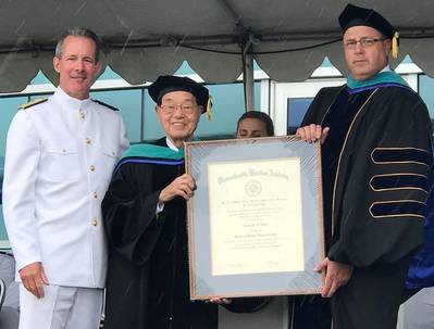 RADM Francis McDonald y la presidenta de la Junta de MMA CAPT Galen Locke presentan un título honorífico a Foremost, fundador y presidente honorario Dr. James SC Chao