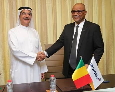 Suhail Al Banna, Director Ejecutivo y Director General, DP World Middle East and Africa, y Moulaye Ahmed Boubacar, Ministro de Equipamiento y Transporte de la República de Malí, durante la firma del acuerdo de concesión en Dubai (Foto: DP World)