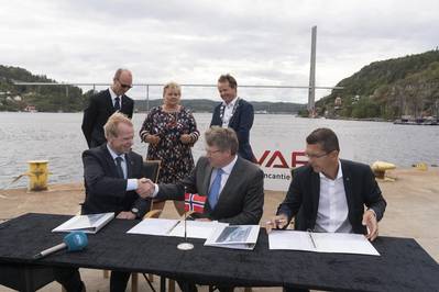 YARA firma un acuerdo con VARD para construir Yara Birkeland. LR: Presidente y CEO de YARA, Svein Tore Holsether; COO de VARD, Magne O. Bakke; Presidente y CEO de KONGSBERG, Geir Håøy (Foto: KONGSBERG)