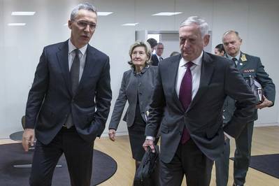 O secretário-geral da OTAN, Jens Stoltenberg, à esquerda, e o secretário da Defesa, James N. Mattis, falam após uma reunião bilateral na sede da OTAN em Bruxelas, 14 de fevereiro de 2018. (Foto: OTAN)