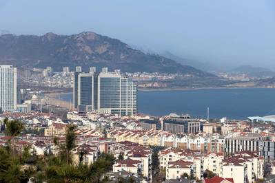 Άποψη υψηλής γωνίας στο Fushan, στο Qingdao, με την ακτογραμμή και τα παραθαλάσσια κτίρια σε απόσταση. Λήψη στο Qingdao, Shandong, Κίνα. Του Xiaohan Zhou