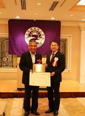 Από δεξιά Masashi Kashiwagi, πρόεδρος της JASNAOE, Norio Kanaya, καπετάνιος του Hikawa Maru. Φωτογραφία: NYK