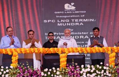 Η πρωθυπουργός Narendra Modi εγκαινιάζει το Mundra LNG Terminal & Anjar. Φωτογραφία από το Γραφείο Τύπου του Τύπου, Κυβέρνηση της Ινδίας
