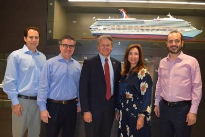 Слева: Carnival Corporation VP Port and Destination Development Дэвид Кандиб, Carnival Cruise Line Профессиональные услуги EVP Джеймс Хейни, директор и главный исполнительный директор порта порта Канаверал Капитан Джон Мюррей, президент круизной линии карнавала Кристин Даффи и главный операционный директор Carnival Cruise Line Ghus Antorcha. (Фото: Carnival Cruise Line)