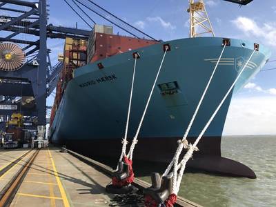 صورة الملف: A Maersk boxship يسجل البضائع بجانبها. الائتمان: HR والينجفورد