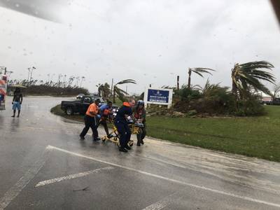 तटरक्षक बल के कर्मचारी तूफान डोरियन के दौरान बहामास में एक मरीज की मदद करते हैं। तटरक्षक बल तूफान की प्रतिक्रिया प्रयासों के साथ बहामियन नेशनल इमरजेंसी मैनेजमेंट एजेंसी और रॉयल बहामियन रक्षा बल का समर्थन कर रहा है। (कोस्ट गार्ड फोटो)