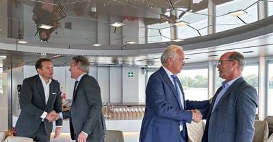 从左到右：Rik Pek（常务董事Broekman Logistics）; Emile Hoogsteden（来自鹿特丹港务局的杂货和物流主管）; Willem-Jan de Geus（Metaaltransport总监）和Peter van der Pluijm（RHB主任）。照片：Marc Nolte /鹿特丹港务局