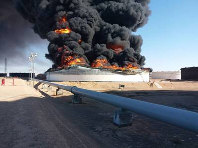 周一，国家石油公司证实在Ras Lanuf港口码头丢失了储罐2和12（照片：NOC）