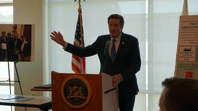 档案图片：国会议员John Garamendi最近在加州海事学院发表演讲。