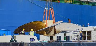 浮式起重机“HHLA IV”将世界上最大的船舶螺旋桨装载到船上。照片：HHLA / Dietmar Hasenpusch