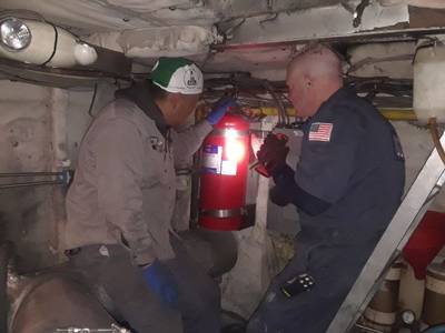 沿岸警備隊の最高司令官ジョン・バフィアは、2019年11月23日、乗組員の助けを借りてニューヨークの水路船を検査します。 （写真は三等航海士ジョン・ハイトウによる写真;米国沿岸警備隊による礼儀の写真）