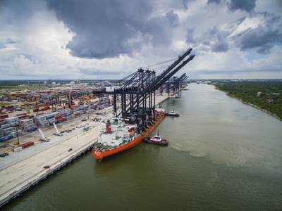 港湾ヒューストンの最新の船から岸へのクレーンは、最大22のコンテナまで船を積み下ろし、降ろすことができる211フィートのブームの長さで背の高い約30階建てです。 （写真：ビジネスワイヤ）