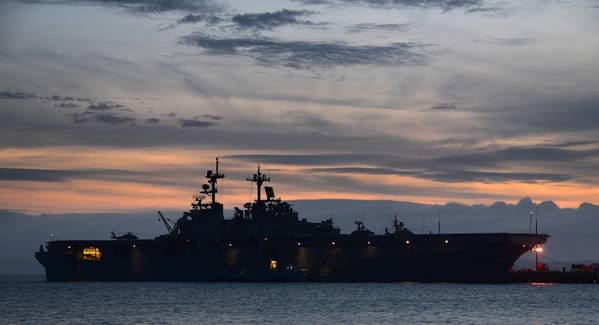 (US Navy Foto von Daniel Barker)