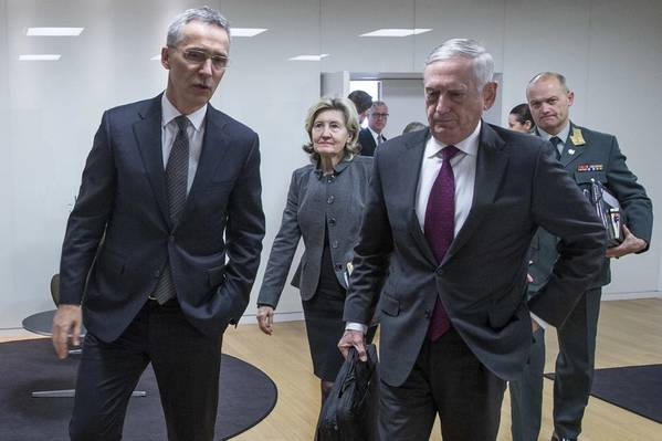 ジェームス・ストレンバーグNATO事務総長、ジェームス・N・マッティス国防長官は、2018年2月14日、ブリュッセルのNATO本部で二国間会合を開いて話します。（写真：NATO）