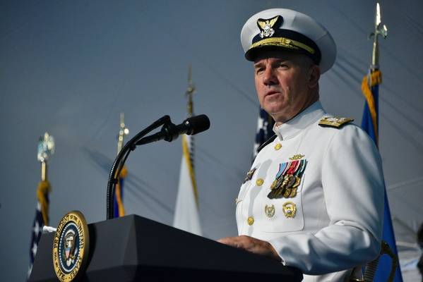 Adm。Karl Schultzは、2018年6月1日、ワシントンDCの沿岸警備本部で命令式の変更を話しています。式典中、Schultzは海軍警備隊第26司令官にAdm。Paul Zukunftを救済しました。 （パトリック・ケリーによる米国沿岸警備隊の写真）