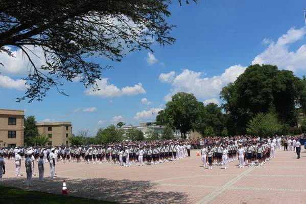 Candidatos à classe de 2022 em Plebe se formaram pela primeira vez na Academia da Marinha Mercante dos EUA e se reportaram à Equipe Regimental da Doutrinação, liderada pelo Comandante Regimental Áurea Primeira Classe Alexis Ibach. Imagem: USMMA