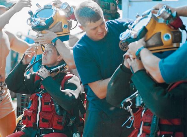 Comandante Bobbie Scholley e Capitão Chris Murray no Mk 21 com trajes de mergulho para mergulho sob efeito de álcool em preparativos para mergulhar a 240 pés de profundidade durante a Expedição MONITOR 2001. Foto cortesia da Marinha dos EUA/Divulgada.