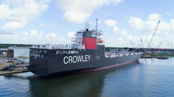 Το El Coqui, ένας αερομεταφορέας ConRo της Αμερικανικής σημαίας, που χτίστηκε πρόσφατα ειδικά για τις πράξεις Jones Act Caribbean και τροφοδοτείται από φιλικό προς το περιβάλλον ΥΦΑ. ΠΙΣΤΩΣΗ: Crowley Maritime