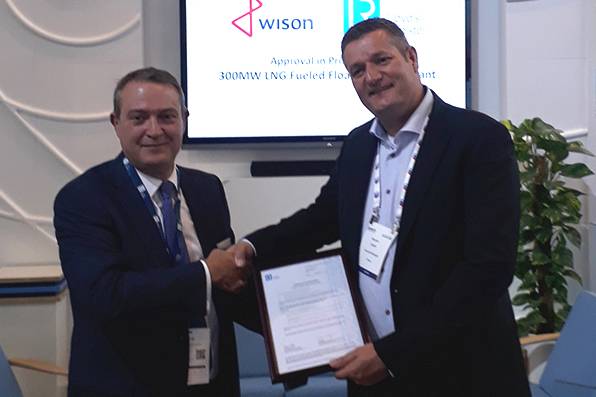 David Barrow, diretor comercial da LR - Marine & Offshore apresenta a AIP a Maarten Spilker, diretor de soluções da Wison na Gastech esta semana em Barcelona. (Foto: Lloyd's Register)