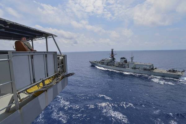 Der zivile Seemann Kevin Sauls, Schiffskapitän an Bord des Flotten-Nachschubölers der Henry J. Kaiser-Klasse USNS Guadalupe (T-AO 200), beobachtet die Fregatte HMS Montrose (F 236) der Royal Navy Duke-Klasse bei einer Nachschubübung auf See. Guadalupe führt Operationen durch und leistet logistische Unterstützung für die US-Marine und alliierte Streitkräfte, die im Verantwortungsbereich der 7. US-Flotte tätig sind. (US Navy Foto von Mass Communication Specialist 2. Klasse Tristin Barth)