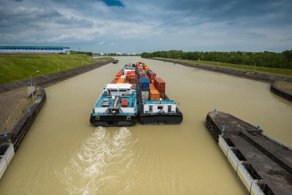 File Image: Eine Binnenschiffbewegung auf der Donau. KREDIT: Adobestock / © digitalstock