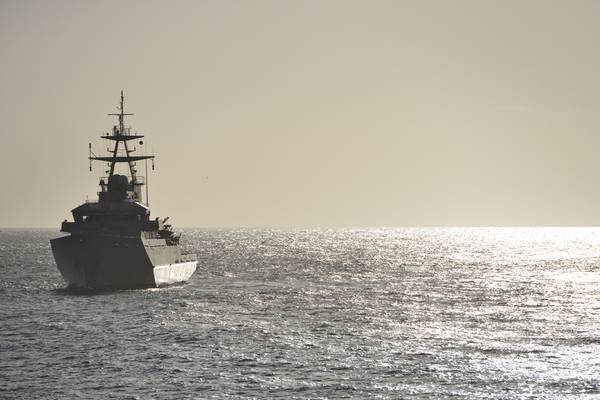 Imagen de archivo: Un buque de guerra de la Armada del Reino Unido en patrulla (CRÉDITO: AdobeStock / © Peter Cripps)