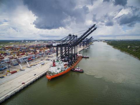 Las grúas de barco a tierra más nuevas de Port Houston tienen casi 30 pisos de altura con una longitud de pluma de 211 pies capaz de cargar y descargar barcos de hasta 22 contenedores de ancho. (Foto: Business Wire)