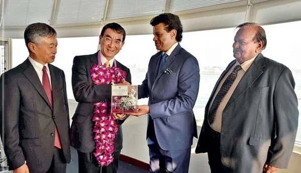 El Presidente del SLPA, Dr. Parakrama Dissanayake, presenta una muestra de buena voluntad al Ministro de Asuntos Exteriores de Japón, Taro Kono, mientras que también se encuentran el Embajador de Japón Kenichi Suganuma y el Vicepresidente del SLPA PG Dasanayake. Foto: Autoridad de Puertos de Sri Lanka