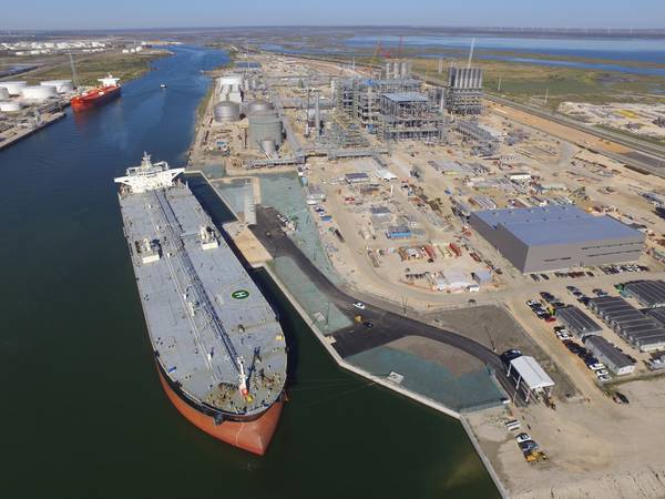 Um VLCC ao lado do porto de Corpus Christi, TX (CREDIT: porto de Corpus Christi)