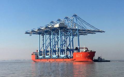 El barco de carga pesada de 761 pies de largo Zhen Hua 28 transporta las primeras cuatro de las ocho nuevas grúas súper pospanama de Tacoma (Foto: The Northwest Seaport Alliance)