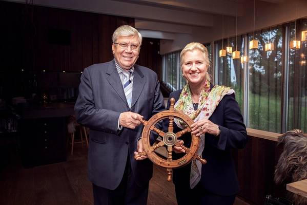 La fundadora de TK Anatoli Kanajev le entrega las riendas a la presidenta de la Junta Ejecutiva de HHLA, Angela Titzrath. Foto: HHLA / Thies Rätzke