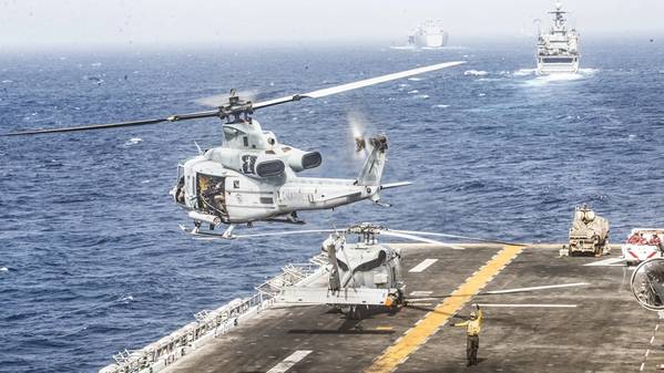 Un helicóptero Venom UH-1Y asignado al Escuadrón de Tiltrotor Mediano Marino (VMM) 163 (Reforzado), 11ª Unidad Expedicionaria de Marines (MEU), despega de la cubierta de vuelo del buque de asalto anfibio USS Boxer (LHD 4) durante un tránsito de estrecho. El Grupo de Preparados Anfibios Boxer y la 11ª MEU se implementan en el área de operaciones de la 5ta Flota de los EE. UU. En apoyo de las operaciones navales para garantizar la estabilidad y seguridad marítimas en la Región Central, conectando el Mediterráneo y el Pacífico a través del oeste