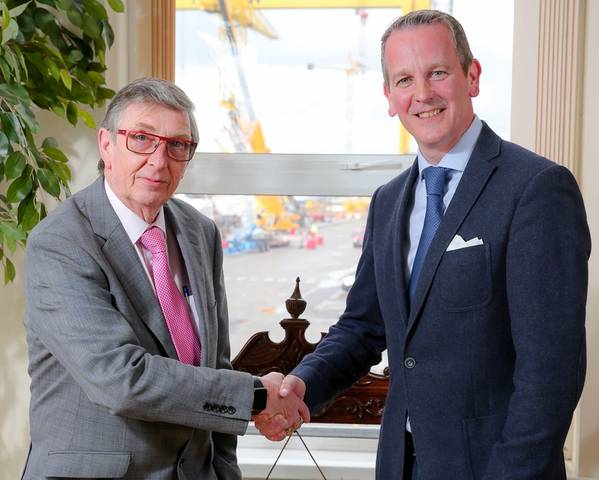 El presidente saliente de Harland y Wolff, Robert J. Cooper, le da la mano a su sucesor Jonathan Guest (Foto: Harland y Wolff)