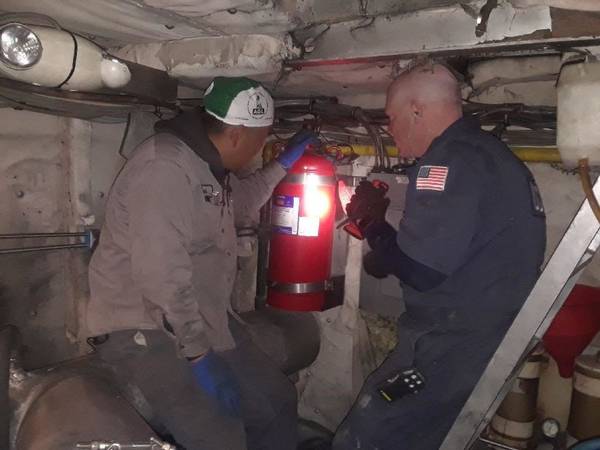 El suboficial de la Guardia Costera, John Bafia, inspecciona un buque de la vía fluvial de Nueva York con la ayuda de un miembro de la tripulación el 23 de noviembre de 2019. La Guardia Costera inspeccionó todos los transbordadores operacionales de la vía fluvial de Nueva York en menos de dos semanas. (Foto del suboficial de tercera clase John Hightowe; foto de cortesía de la Guardia Costera de los EE. UU.)