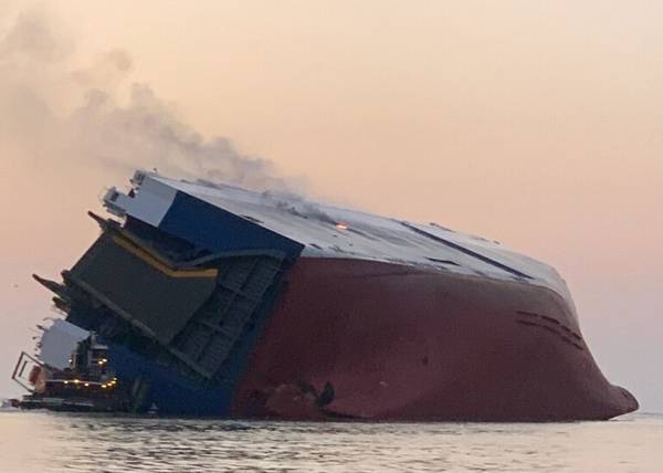 O transportador de veículos de 656 pés MV Golden Ray capotou e pegou fogo em St. Simons Sound em 8 de setembro (Foto: Guarda Costeira dos EUA)