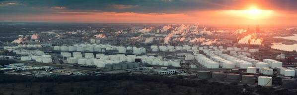 Вид с воздуха на Хьюстонский нефтеперерабатывающий комплекс (КРЕДИТ: AdobeStock / © Ирина К)