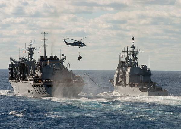 Файл: военные корабли ВМС США продолжаются и занимаются пополнением запасов. КРЕДИТ: ВМС США
