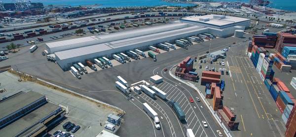 صورة من ميناء أوكلاند: "الطلب الخارجي على منتجات أمريكية عالية الجودة - خاصة في آسيا - لم يكن أقوى من قبل".