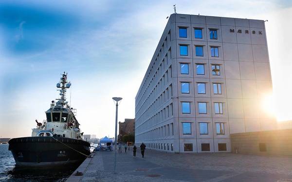 デンマークのコペンハーゲンにあるエスプラナデンのマースキック本部の外にあるSvitzer tugboat Hermod。写真：Maersk Line