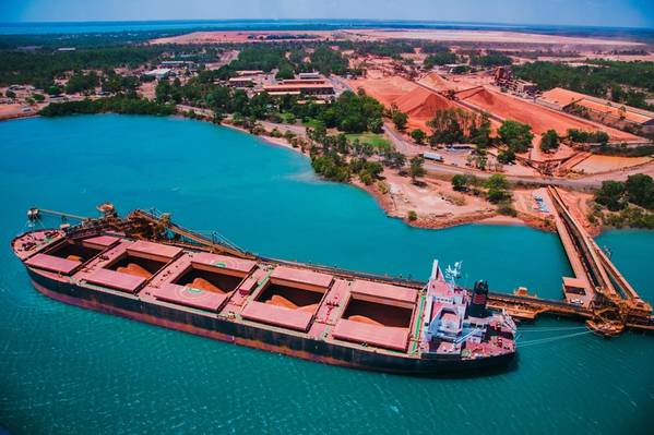 在Rio Tinto Weipa运输的船在背景中用铝土矿库存装载。版权所有©2018力拓。
