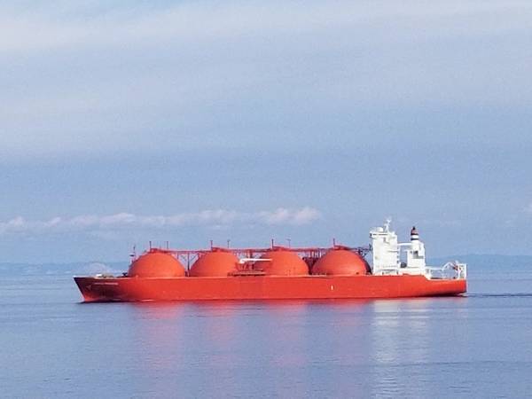 文件图片：一辆满载LNG油轮在最近的图片中转换了Med。图片来源：Robert Murphy