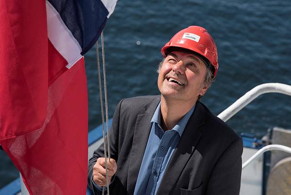 航运和航运总干事奥拉夫·阿克塞森（Olav Akselsen）在升旗仪式中举起挪威国旗（照片：Helga Maria Sulen Sund /Sjøfartsdirektoratet）