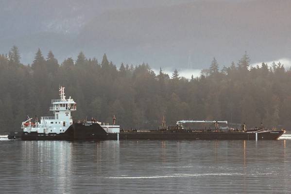 Burrard Inlet में द्वीप रायडर / आईटीबी संकल्प (फोटो क्रेडिट: कैरोलिन मैट, द्वीप टग)