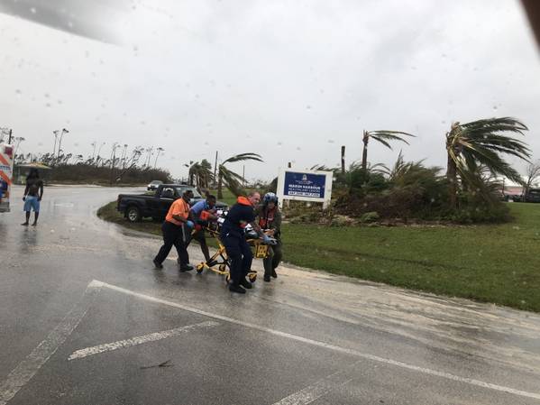 Das Personal der Küstenwache hilft bei der Rettung eines Patienten auf den Bahamas während des Hurrikans Dorian. Die Küstenwache unterstützt die Bahamian National Emergency Management Agency und die Royal Bahamian Defence Force bei der Bekämpfung von Hurrikanen. (Foto der Küstenwache)