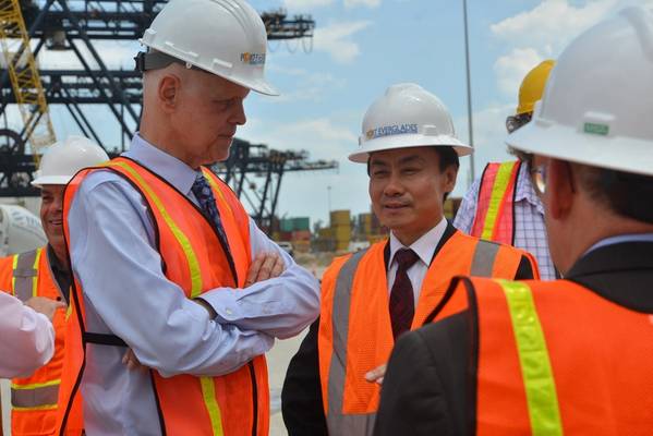Der Vorstandsvorsitzende von Port Everglades, Steven Cernak, und der Vorstandsvorsitzende von ZPMC, Zhu Lianyu, diskutieren über die Fortschritte bei der Verbesserung der Kranbahninfrastruktur, die bereits in den Docks von Southport läuft. Bildnachweis: Broward County Port Everglades
