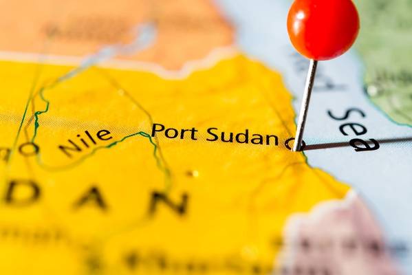 A empresa britânica de segurança marítima Ambrey informou na terça-feira que as Forças de Apoio Rápido (RSF) paramilitares lançaram um ataque com drones às instalações em Port Sudan. Crédito: Adobe Stock/atdr