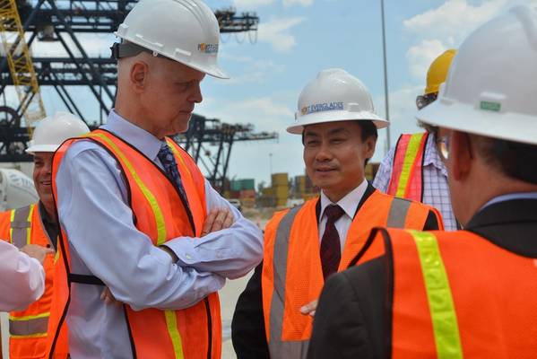 El presidente ejecutivo de Port Everglades, Steven Cernak, y el presidente de ZPMC, Zhu Lianyu, hablan sobre el progreso de las mejoras en la infraestructura ferroviaria de grúas que ya está en marcha en los muelles de Southport. Crédito de la foto: Port Everglades del condado de Broward