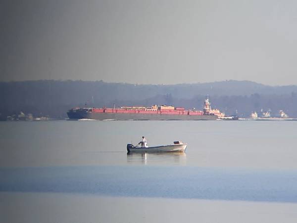 Буксир Austin Reinauer (4000 л.с.) толкает пустую баржу RTC-100 (вместимость 100 000 баррелей) вниз из Провиденса, Род-Айленд Фото: Барри Паркер