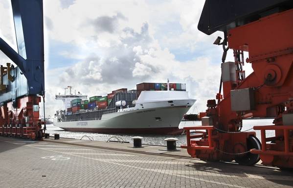 Судно-новенькое судно Vera Rambow в Роттердаме. Фото: Unifeeder Unifeeder судно Vera Rambow в Роттердаме. Фотография: Unifeeder